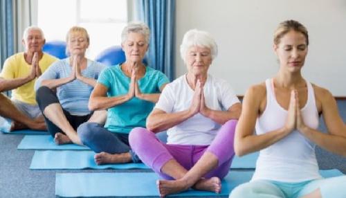 selbst. Die Online-Vorträge zu Anti-Stress-Yoga vermitteln Achtsamkeit im Umgang mit sich