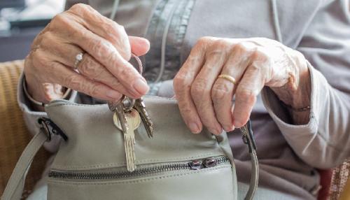 Viele Pflegebedürftige freuen sich über Gesellschaft und Hilfe im Alltag. Foto: Sabine van Erp | Pixabay