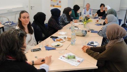 Gelegenheiten zur Begegnung finden sich beim Deutsch-Türkischen Verein Köln viele, zum Beispiel im Elterncafé. Foto: Christopher Dröge