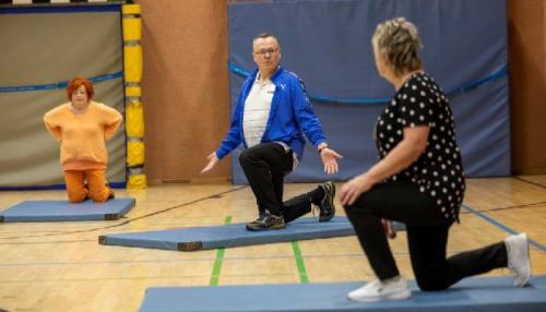 Seit Günter Keller die Ausbildung zum Übungsleiter beendet hat, gibt er Kurse beim DJK Südwest Köln e. V. in Sülz. Foto: Thomas Banneyer