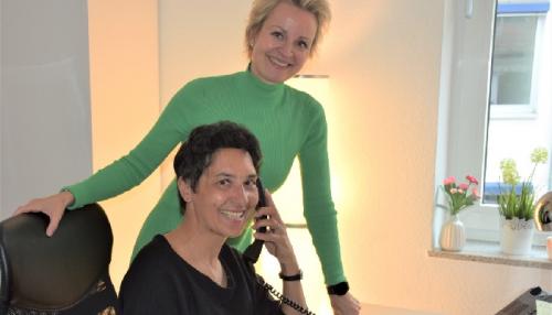Sandra Bisping (hinten) und ihre Mitarbeiterin Jana Sander in ihrem Kölner Büro. Foto: Heide Marie Breer.