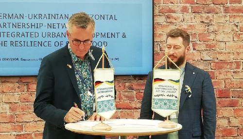 Bürgermeister Andreas Wolter (links) und der Vize-Bürgermeister von Dnipro, Volodymyr Miller (rechts), unterzeichneten die Vereinbarung am Mittwoch, 29. Juni 2022. Foto: Stadt Köln
