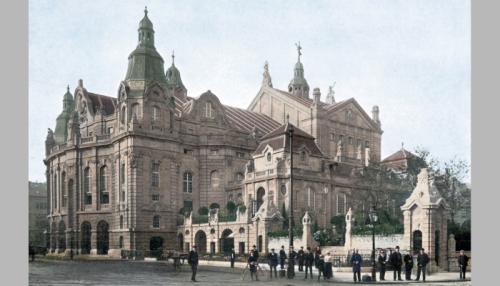 Das Opernhaus kurz nach der Eröffnung im Jahr 1902. Repro aus „Die Bühneneinrichtungen des neuen Cölner Stadttheaters“, herausgegeben von dem Erbauer der Bühneneinrichtungen Albert Rosenberg, Köln, 1902 – Kolorierung: Klaus Hausmann, Wegen de Leut media