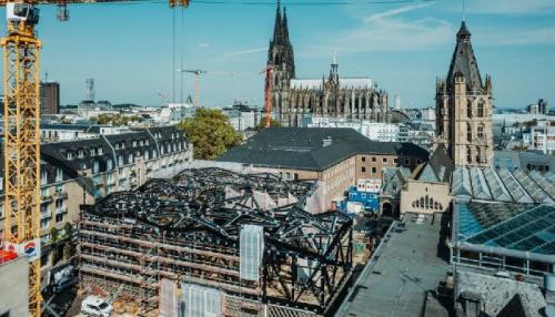 Baustelle des MiQua. LVR-Jüdisches Museum im Archäologischen Quartier Köln mit Blick auf den Kölner Dom und das historische Rathaus – Fortschritt der Bauarbeiten im Herzen der Kölner Altstadt. Foto: Matthias Meurer