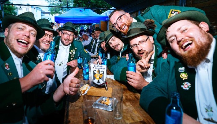 Die St. Sebastianus Schützenbruderschaft in Eil feiert fröhlich, auch wenn der Vogel noch hängt. Foto: Costa Belibasakis