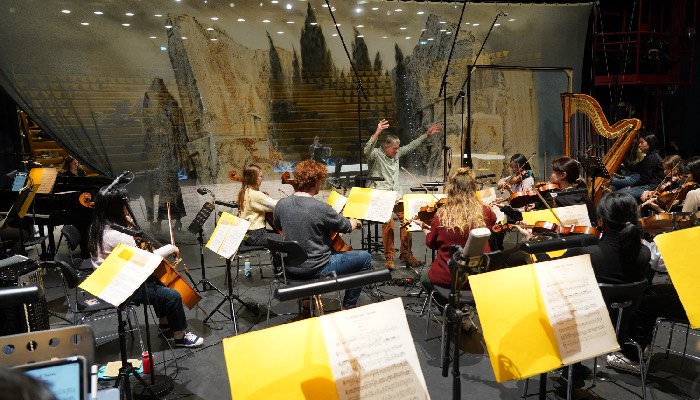 Prof. Stephan Wehr probt mit dem Orchester für die Festveranstaltungen zum Jubiläumsjahr der Hochschule für Musik und Tanz in Köln. Foto: Carina Ebert