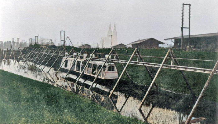 Versuchsstrecke der Schwebebahn in Holzbauweise, kolorierte Reproduktion. Foto: Deutsche Fotothek / Unbekannter Fotograf