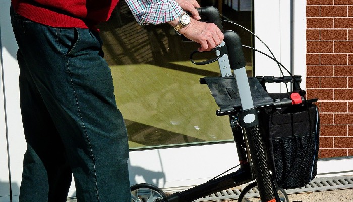 Ein Rollator kann eine wertvolle Hilfe sein, um gut durch heiße Tage zu kommen. Foto: Günter - Pixabay