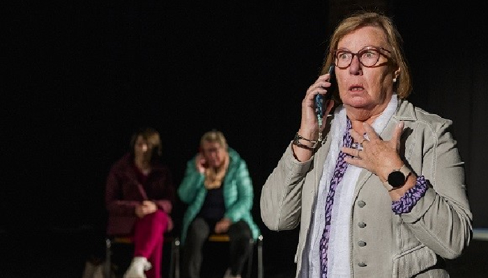 Die Kölner Senioren-Theatergruppe Chorweiler auf der Bühne. Foto: Constantin Ehrchen