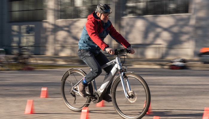 Wer erstmals E-Bike fährt, sollte vorher auf einem Platz ohne Verkehr trainieren. Foto: www.pd-f.de / Luka Gorjup