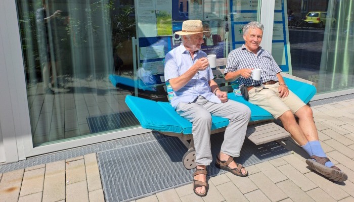 Mitglieder der Schachgruppe vom SNW Klettenberg nehmen Platz zum Klönen und Kaffee trinken. Foto: Karin Matzner, Koordinatorin SeniorenNetzwerk Klettenberg