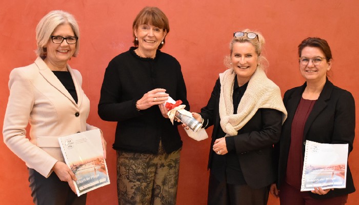 Das Foto zeigt von links nach rechts: Gabriele Patzke, Henriette Reker, Uli Volland-Dörmann, Martina Schönhals (Foto: SBK/Großhans)