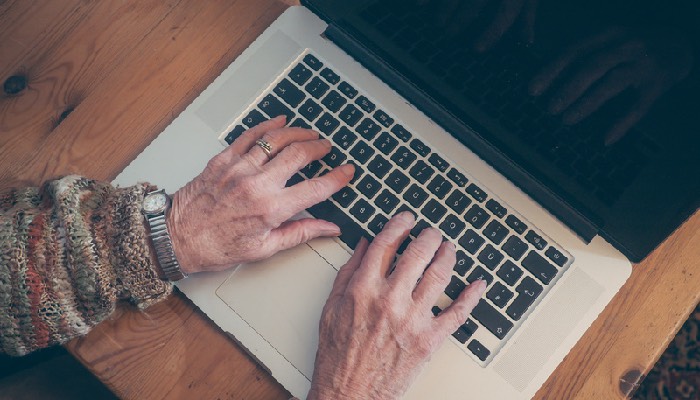 Unterstützung für neue Medien kann ein wertvoller Beitrag sein, den Studierende für die ältere Generation leisten können. Aber besonders die Senioren können vom digitalen Wissen profitieren. Foto: arianarama - stock.adobe.com