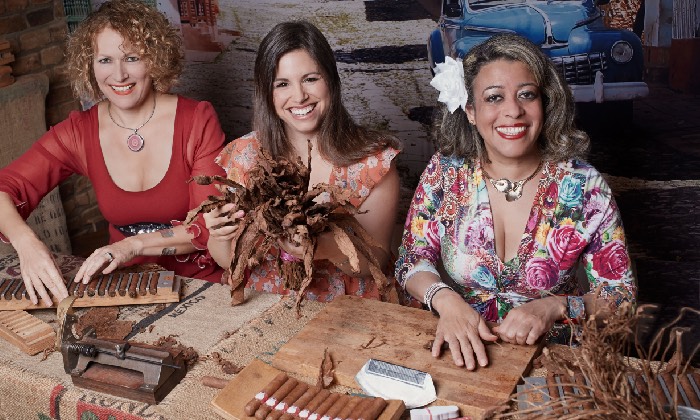 Annette Meisl (links) mit zwei Kolleginnen beim Zigarrenrollen. Foto:  Saskia Bazarnow