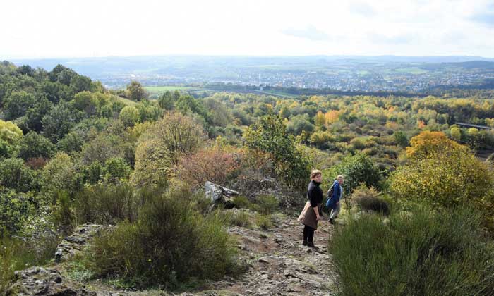 Anke Voerkel (rechts) und Tochter Klara unterwegs auf dem „Vulkanpfad“ in der Eifel. Foto: Susanne Neumann