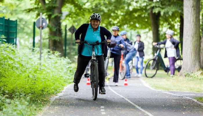 Schon das Anfahren mit dem E-Bike will gekonnt sein. Das lernt man im Pedelec Training. Foto: Roland Meurer